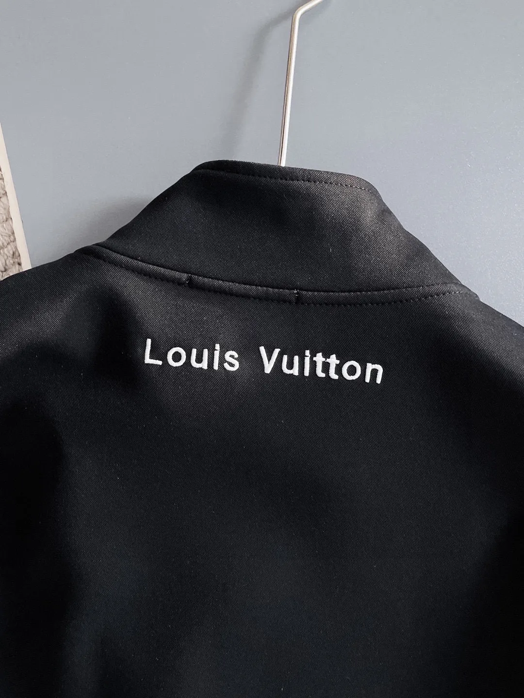🅿️720 LV hot-selling suit is coming. Focus on the original version of the official website. 2025 new hot-selling cardigan suit. The original order is the best. 🇭🇰The meticulous work of top designers. It has a fitting and perfect upper body effect. All-natural high-quality Tencel Roman cotton 100%, close-fitting comfort, noble and elegant! Original hardware embodies elegance and nobility! Counter size: M-3XL (maximum wear up to 190 pounds)